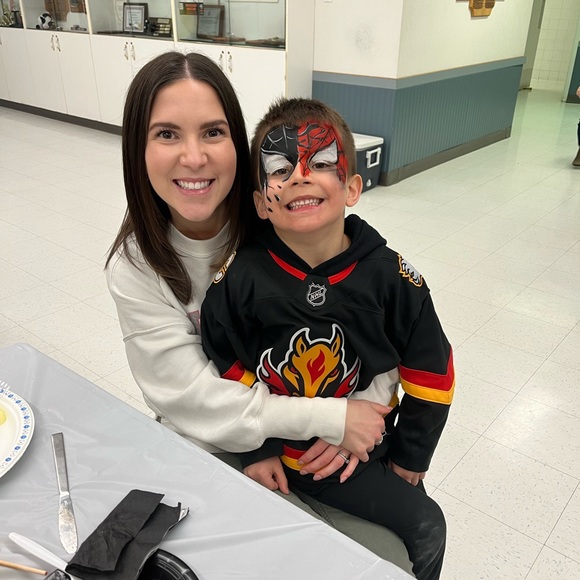 Meet your Posher, Courtney - Picture 1 of 1